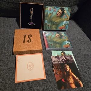 Taylor Swift | The Life of a Showgirl Sweat & Vanilla Perfume Deluxe CD